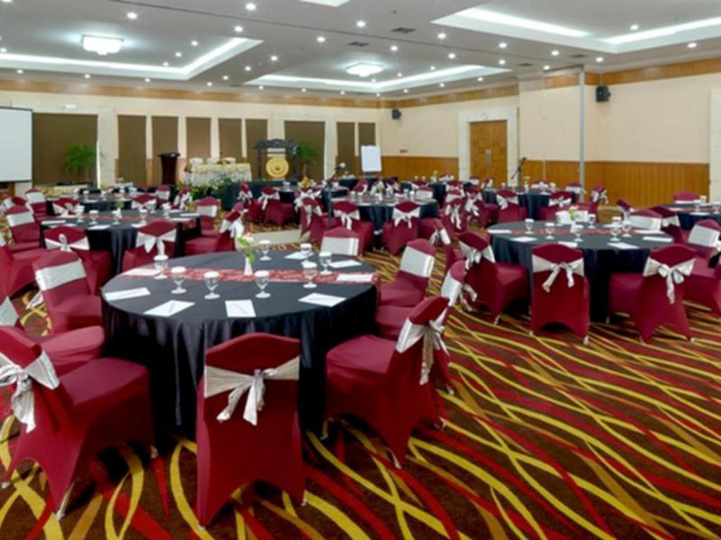 Grand Cempaka Business Hotel Джакарта Экстерьер фото